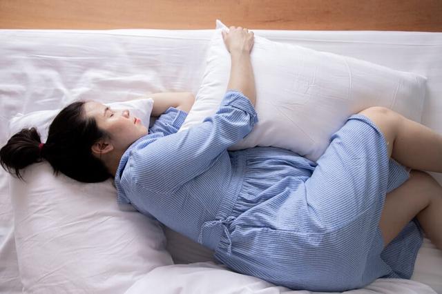 10 tư thế ngủ giúp giảm đau lưng cho bà bầu